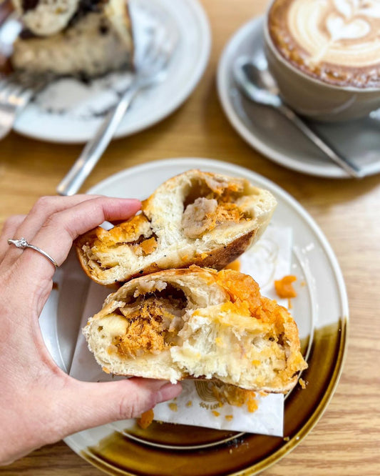 金沙咸蛋黃芋泥肉鬆 Taro & Pork Floss with Salted Egg Yolk Bagel