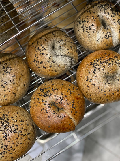 黑芝麻海苔肉鬆 Black Sesame with Seaweed Pork Floss Bagel